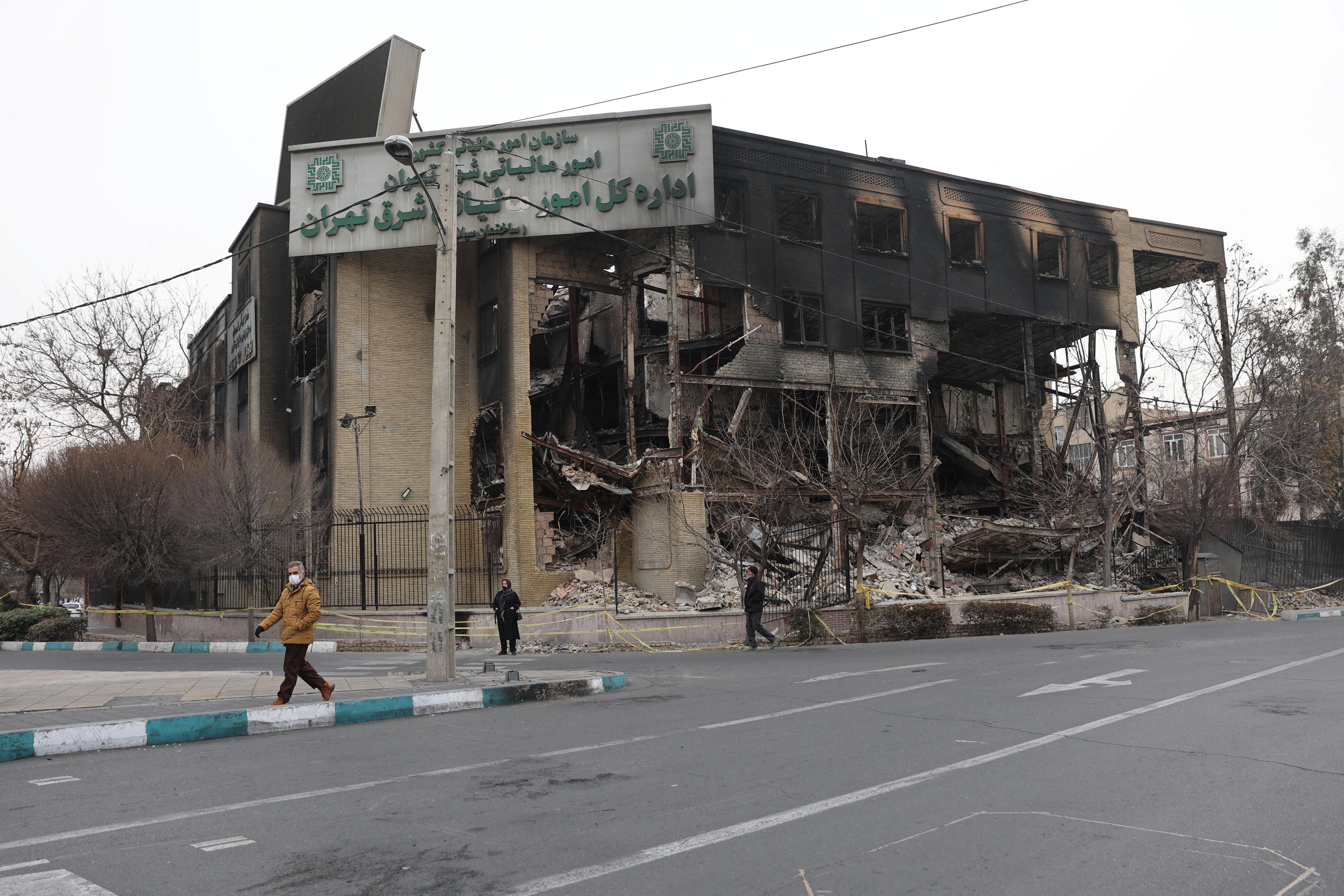 Ein bei den Protesten zerstörtes Gebäude der Steuerbehörde in Teheran