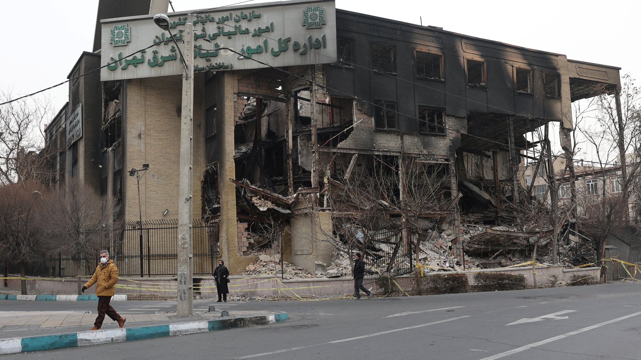 Ein bei den Protesten zerstörtes Gebäude der Steuerbehörde in Teheran | Bild: REUTERS/Majid Asgaripour Ein bei den Protesten zerstörtes Gebäude der Steuerbehörde in Teheran
