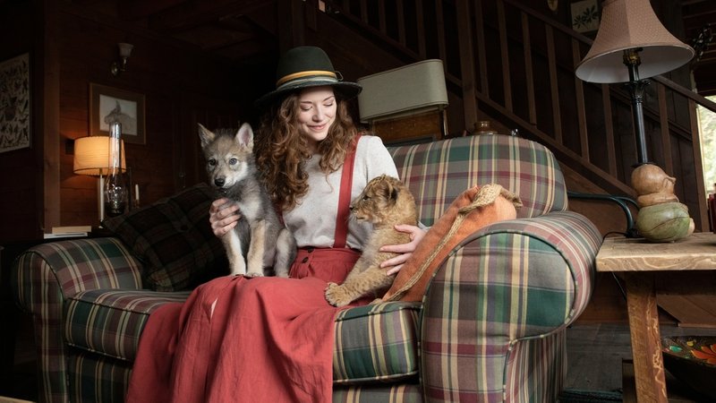 Molly Kunz als junge Tier-Mama in "Der Wolf und der Löwe" (Filmszene)