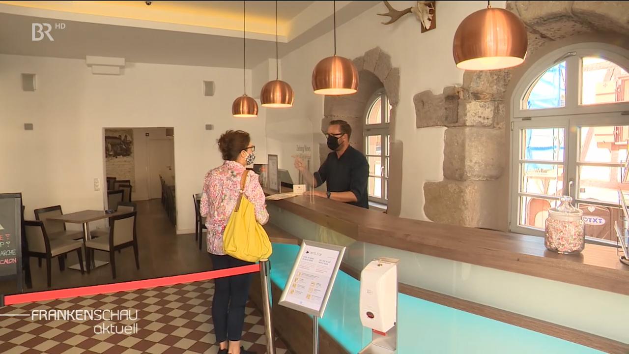 Würzburger Anwalt kippt Corona-Auflage für Hoteliers | BR24