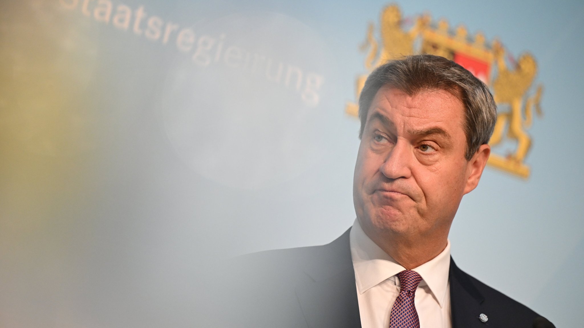 03.09.2023, Bayern, München: Markus Söder (CSU) , Ministerpräsident von Bayern, gibt eine kurzfristig anberaumte Pressekonferenz. Söder hält an seinem Stellvertreter Aiwanger (Freie Wähler) fest. Eine Entlassung wäre aus seiner Sicht nicht verhältnismäßig, sagte Söder am Sonntag bei einer Pressekonferenz in München. Vor seiner Entscheidung habe er ein langes Gespräch mit Aiwanger geführt. Foto: Sven Hoppe/dpa +++ dpa-Bildfunk +++