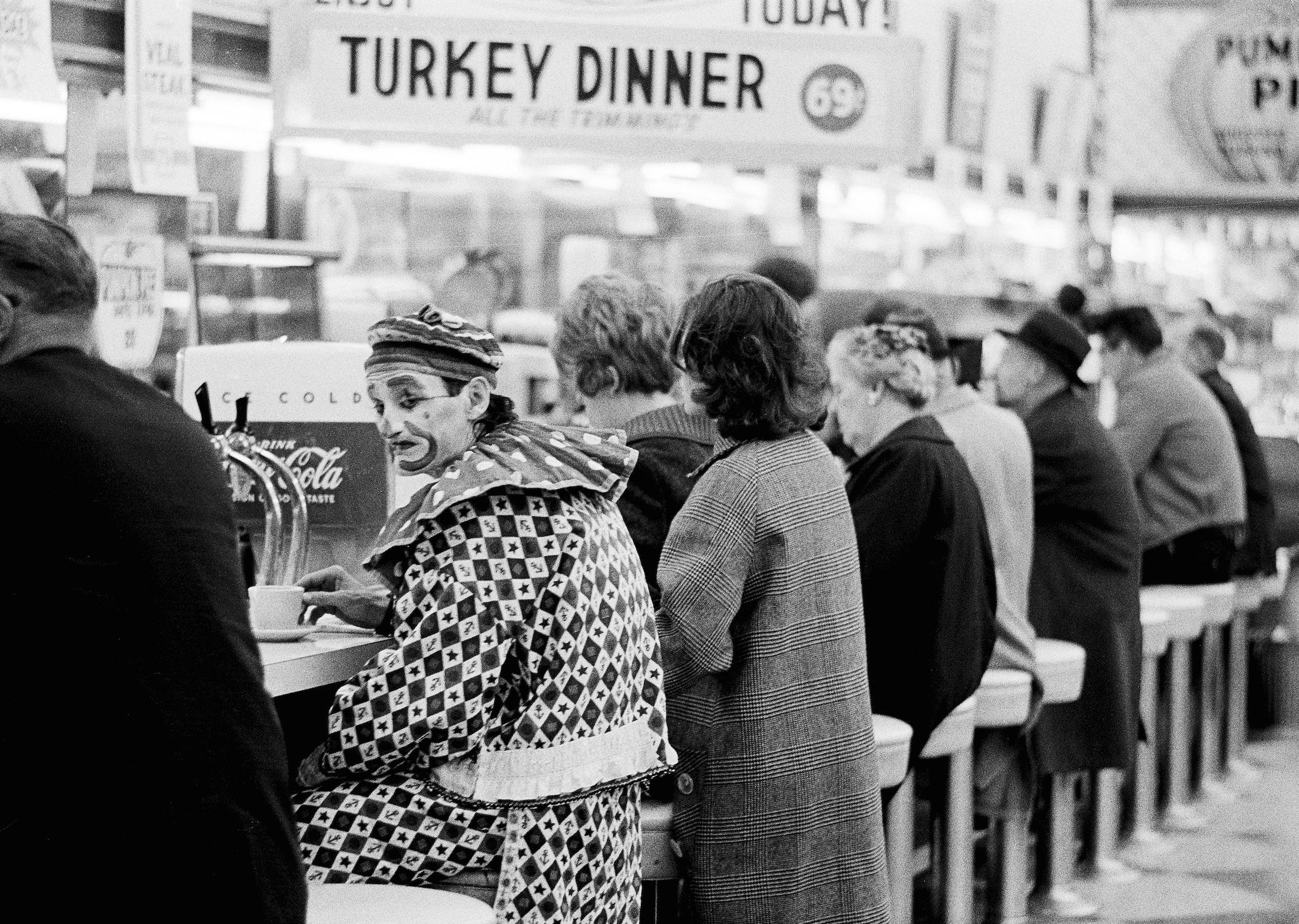 Reno, Nevada. Ein Clown an einer Imbisstheke. 1963. 