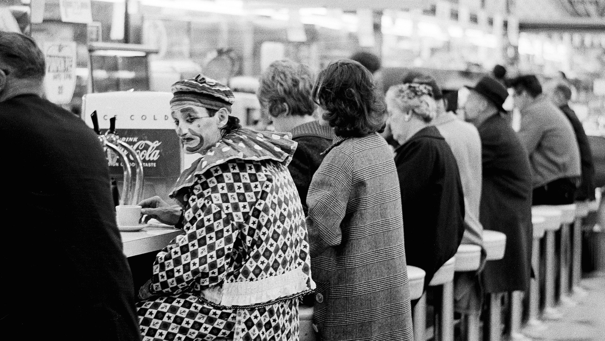 Reno, Nevada. Ein Clown an einer Imbisstheke. 1963. 