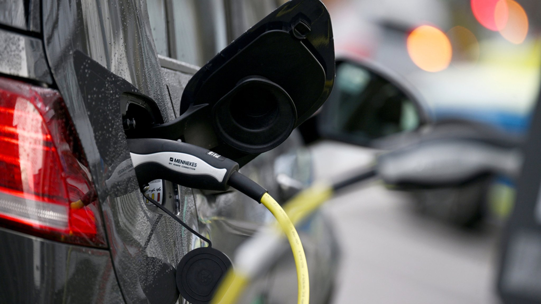 Ein Elektroauto wird an einer Ladestation aufgeladen.