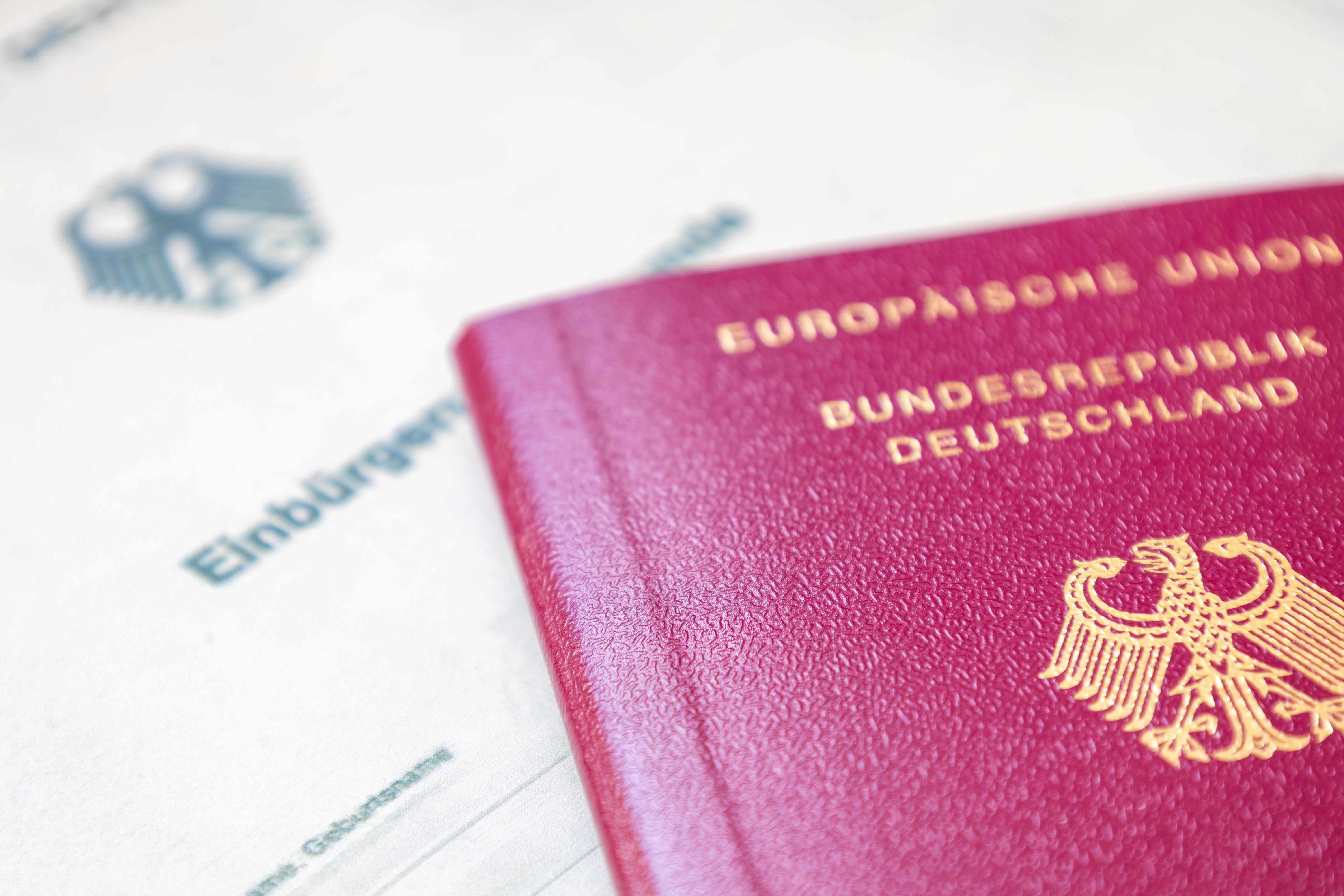 Von der Möglichkeit der doppelten Staatsbürgerschaft haben die meisten Menschen Gebrauch gemacht, die im vergangenen Jahr eingebürgert wurden.