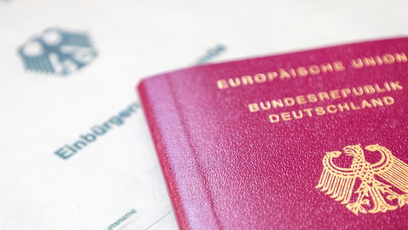 Von der Möglichkeit der doppelten Staatsbürgerschaft haben die meisten Menschen Gebrauch gemacht, die im vergangenen Jahr eingebürgert wurden. | Bild: picture alliance / CHROMORANGE | Udo Herrmann Von der Möglichkeit der doppelten Staatsbürgerschaft haben die meisten Menschen Gebrauch gemacht, die im vergangenen Jahr eingebürgert wurden.