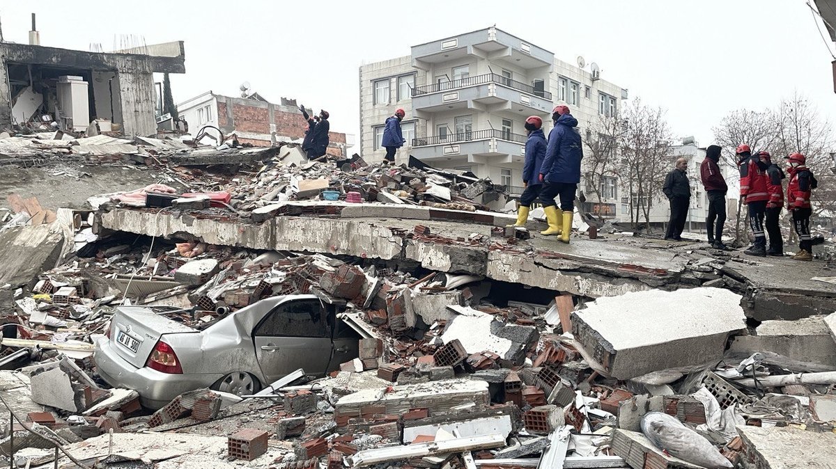 Erdbeben: Rettungskräfte suchen fieberhaft nach Überlebenden