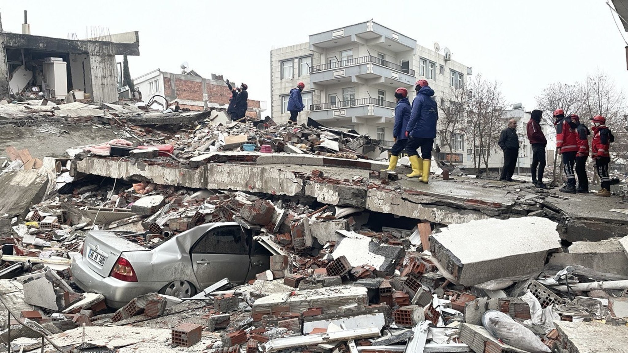 Die verheerenden Erdbeben in der Türkei und Syrien haben mehr als 4.200 Menschen das Leben gekostet.