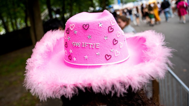 Wie gut kennst Du die "Eras" von Superstar Taylor Swift? Mach den Test auf TikTok mit dem interaktiven Effekt von BR24. | Bild: Bayerischer Rundfunk 2024 Wie gut kennst Du die "Eras" von Superstar Taylor Swift? Mach den Test auf TikTok mit dem interaktiven Effekt von BR24.