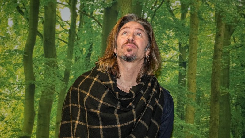 Gil Ofarim bei der Abreise zur RTL-Sendung "Ich bin ein Star - Holt mich hier raus!". | Bild: picture alliance / BoKo pictures | Boris Korpak Gil Ofarim bei der Abreise zur RTL-Sendung "Ich bin ein Star - Holt mich hier raus!".