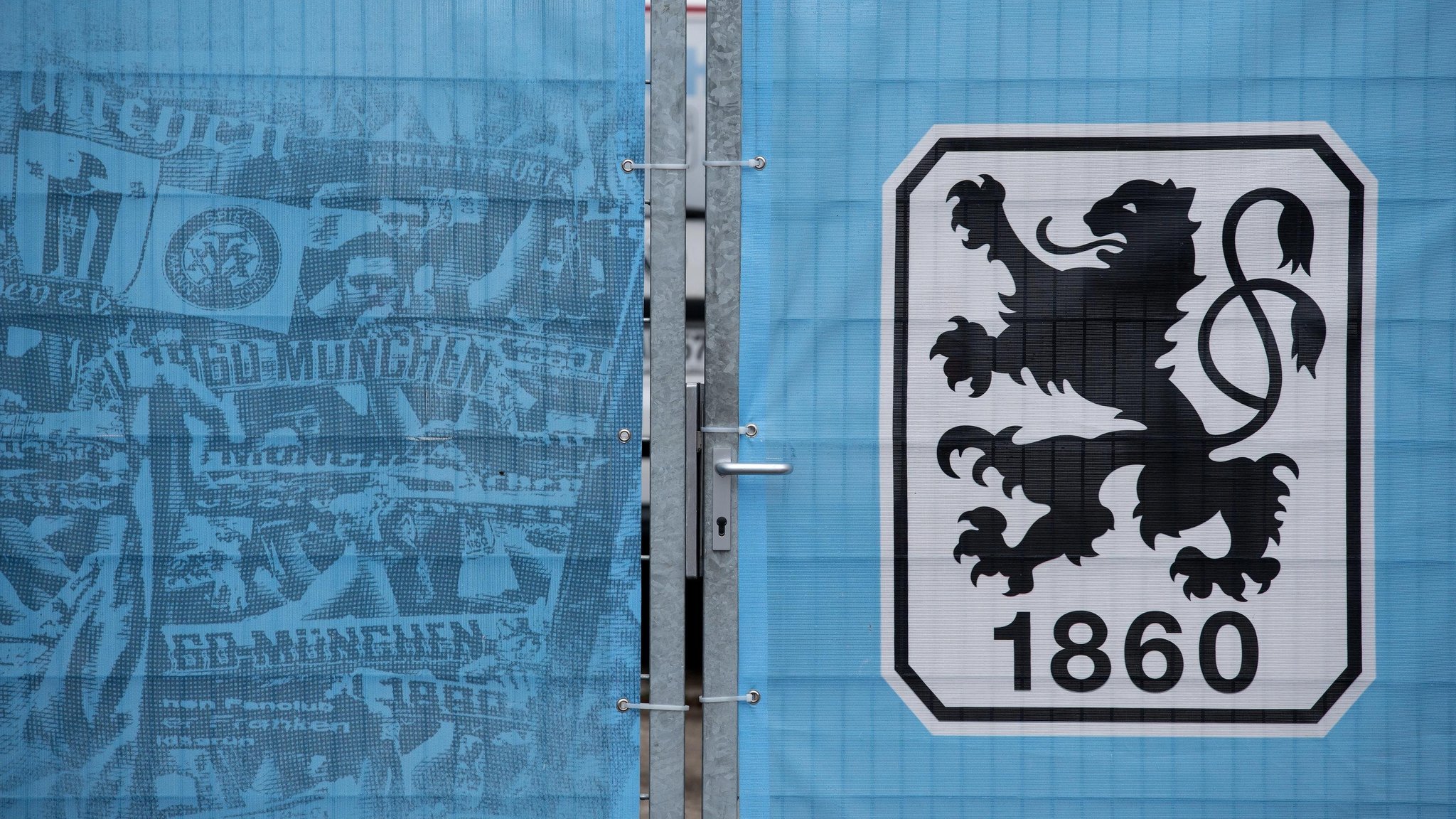 Ein verschlossenes Tor ist auf dem Trainingsgelände TSV 1860 München zu sehen.