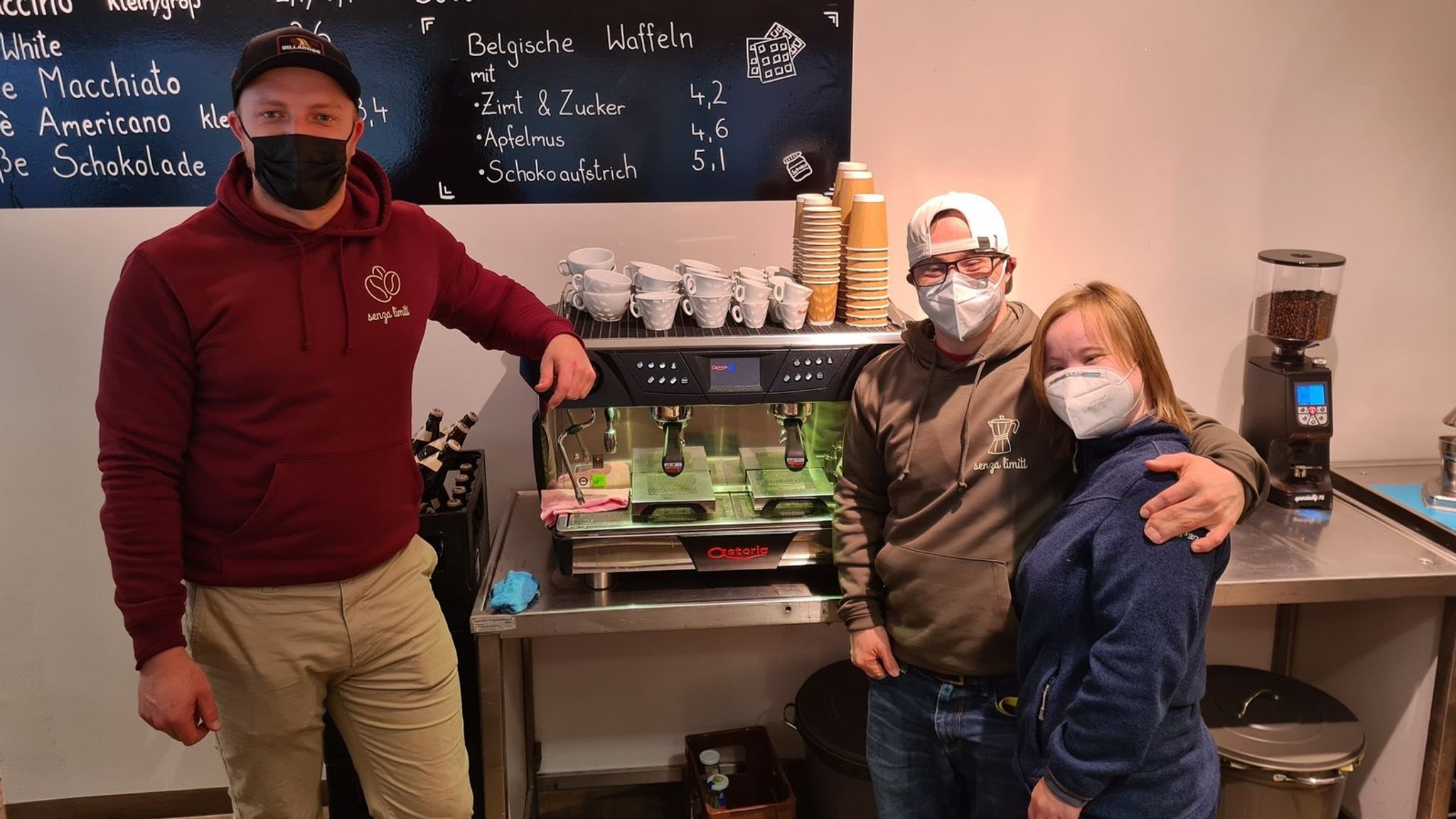 Steven Henze und sein Team im Café "Senza Limiti" in der Würzburger Altstadt