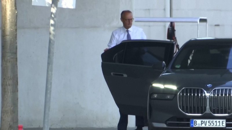 CDU-Partei- und Unionsfraktionschef im Bundestag, Friedrich Merz, steigt vor dem Bundeskanzleramt in Berlin aus seinem Fahrzeug aus. | Bild: BR CDU-Partei- und Unionsfraktionschef im Bundestag, Friedrich Merz, steigt vor dem Bundeskanzleramt in Berlin aus seinem Fahrzeug aus.