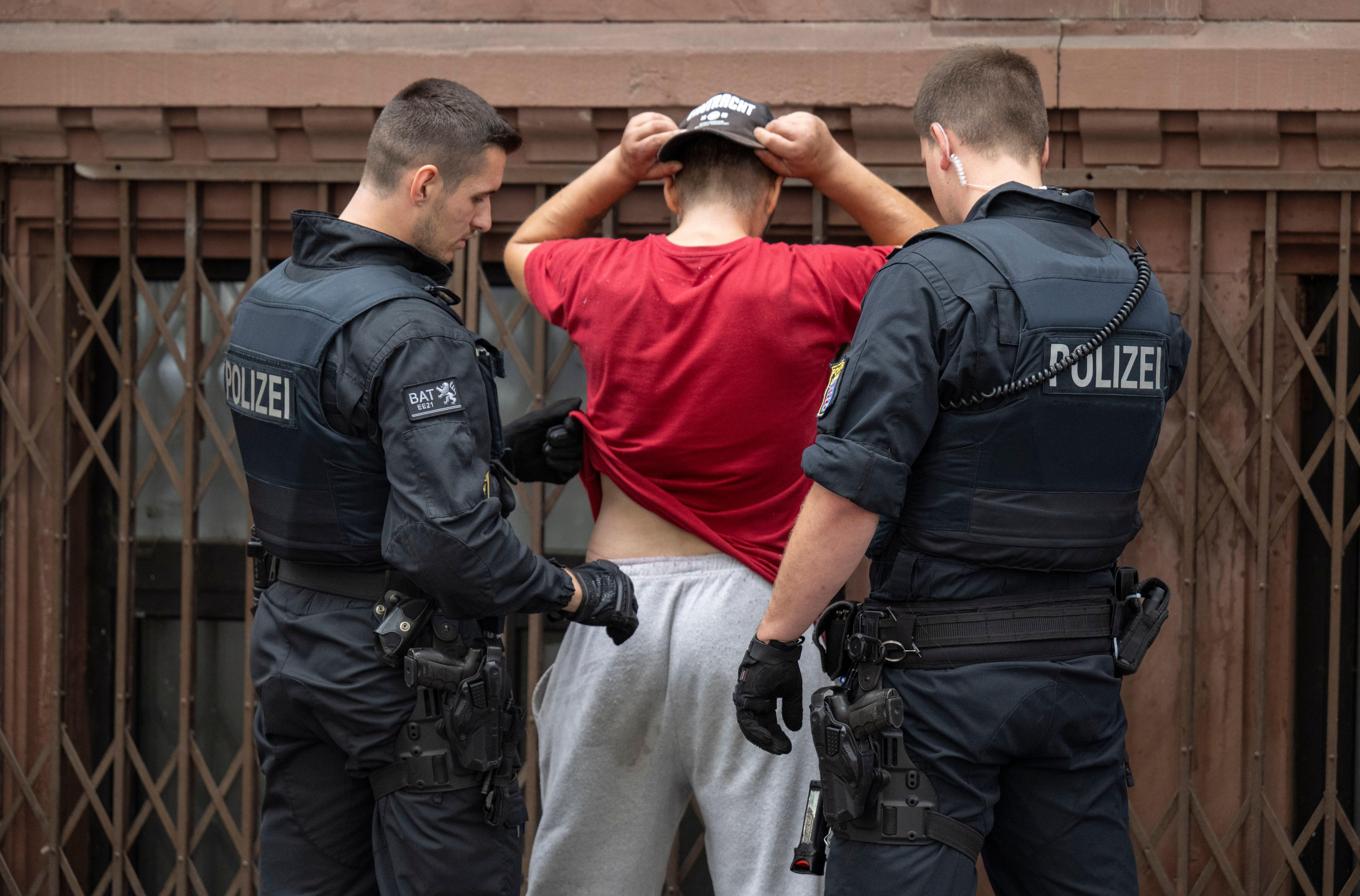 Was darf die Polizei bei einer Razzia?