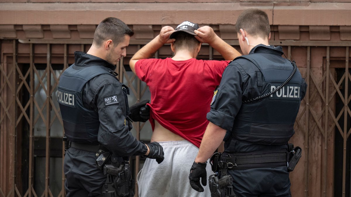 Augsburger Club: Was darf die Polizei bei einer Razzia?