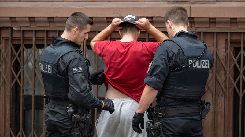 Was darf die Polizei bei einer Razzia? | Bild: picture alliance/dpa | Boris Roessler Was darf die Polizei bei einer Razzia?