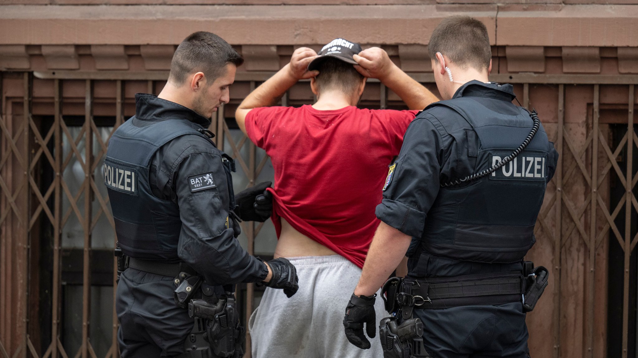 Augsburger Club: Was darf die Polizei bei einer Razzia?