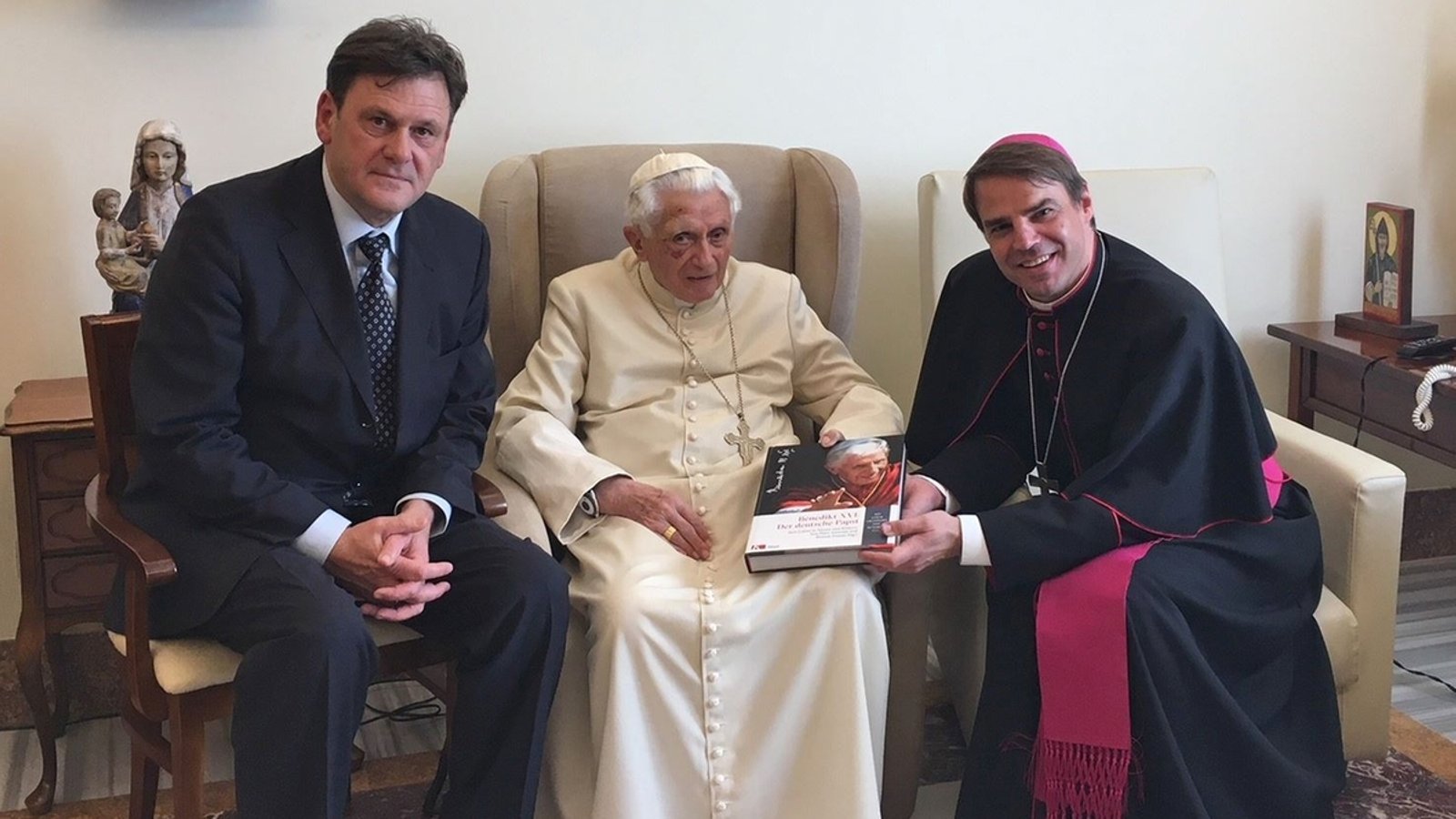 Bischof Oster und Journalist Peter Seewald in Rom bei Papst Benedikt XVI.