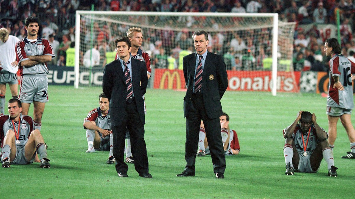 Die Spieler des FC Bayern beobachten die Pokalübergabe nach der Niederlage im Champions-League-Finale 1999