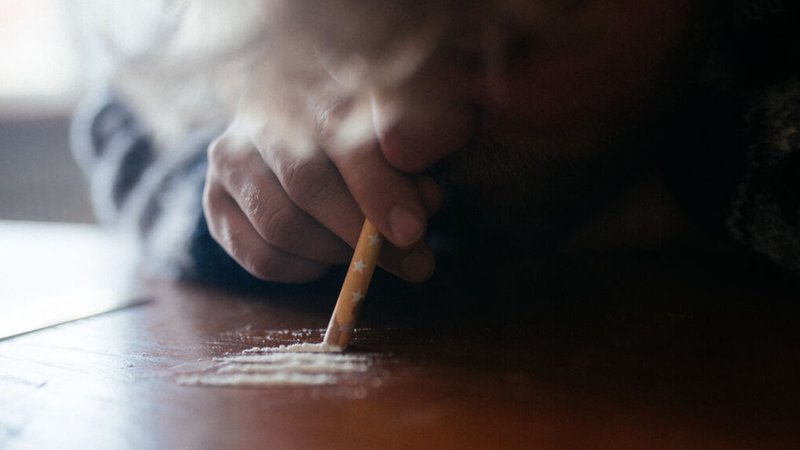 Ein Mann zieht eine Line Koks. | Bild: BR/Julia Müller Ein Mann zieht eine Line Koks.