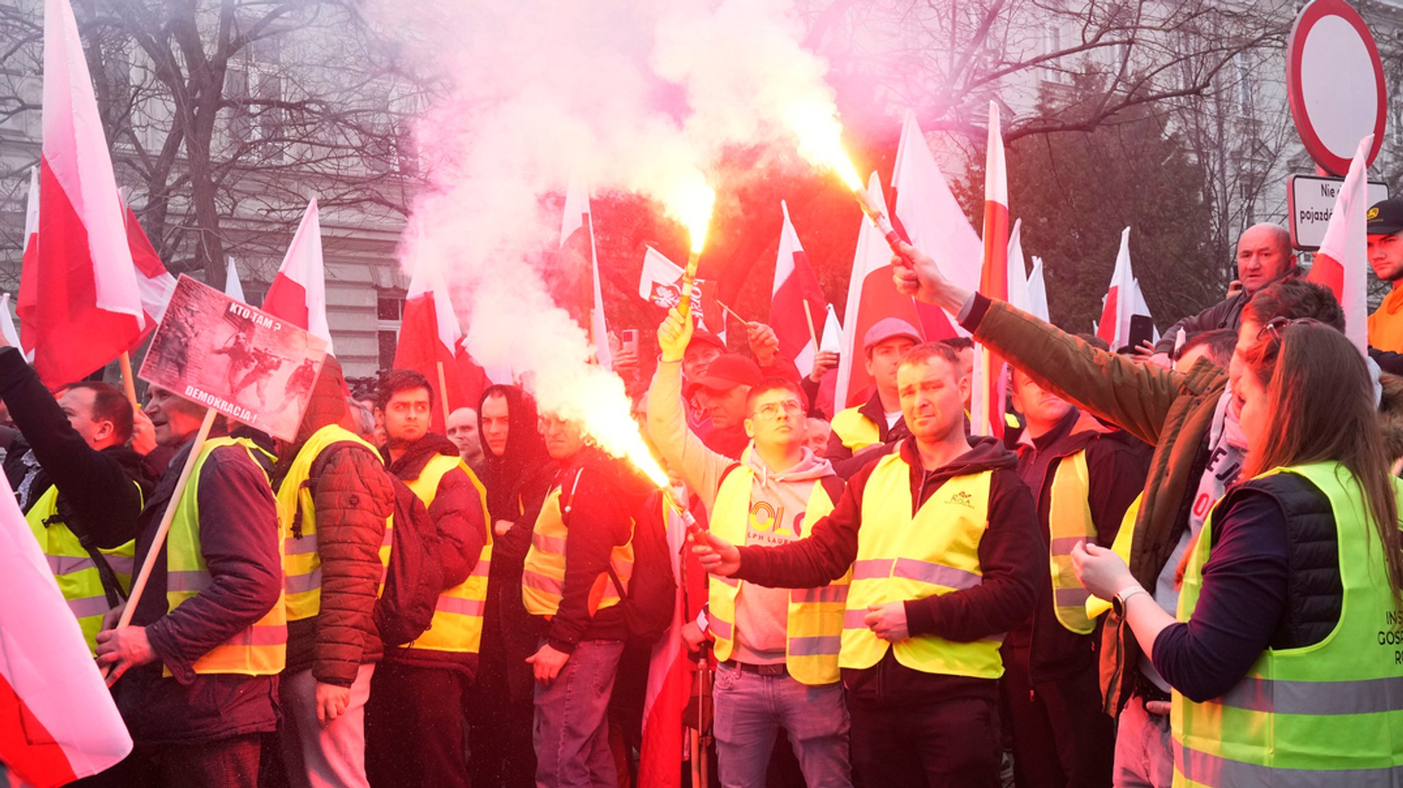 27.02.2024, Polen, Warschau: Polnische Landwirte demonstrieren gegen die EU-Agrarpolitik und die Einfuhr günstiger Agrarprodukte aus der Ukraine. 