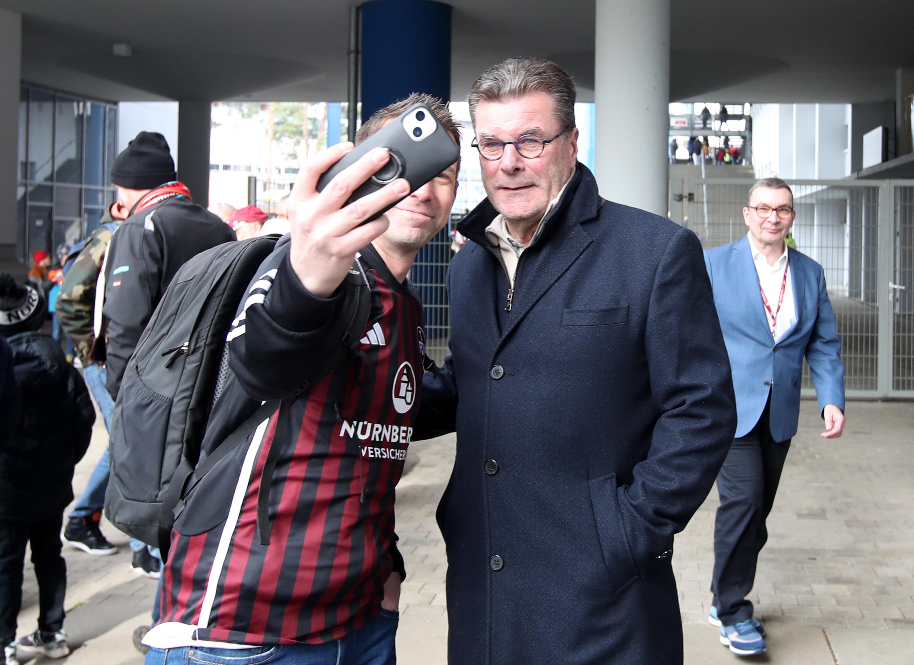 Nürnbergs Sportvorstand Dieter Hecking beim Selfie mit einem Fan