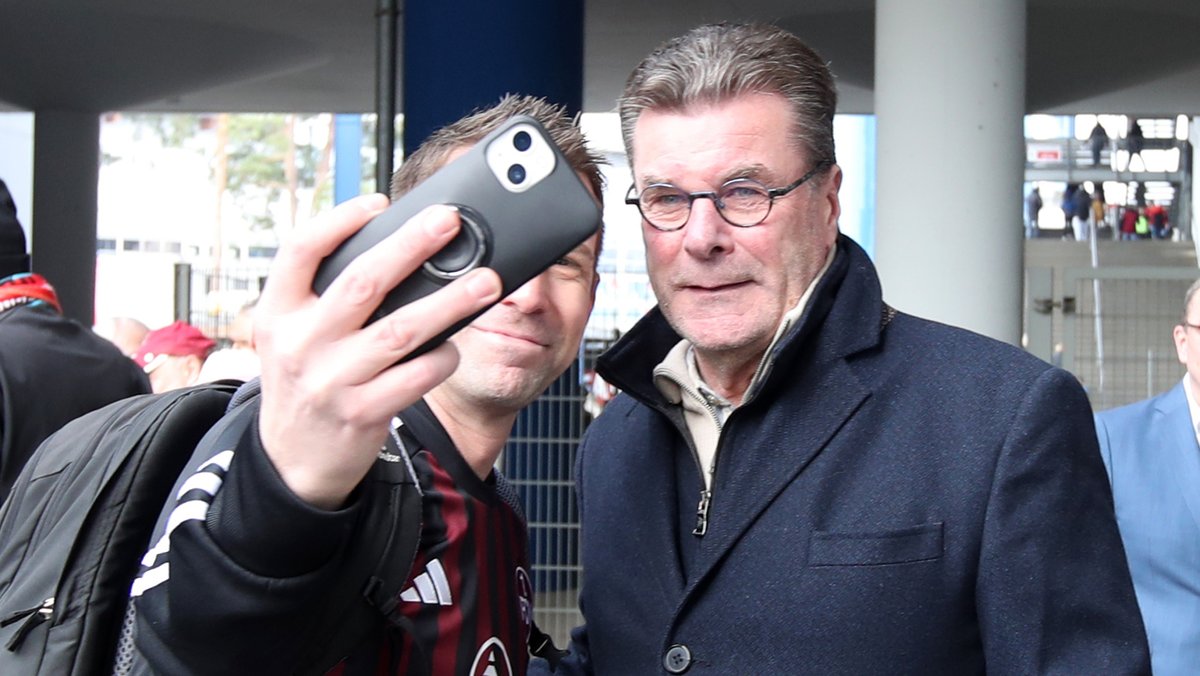 Nürnbergs Sportvorstand Dieter Hecking beim Selfie mit einem Fan