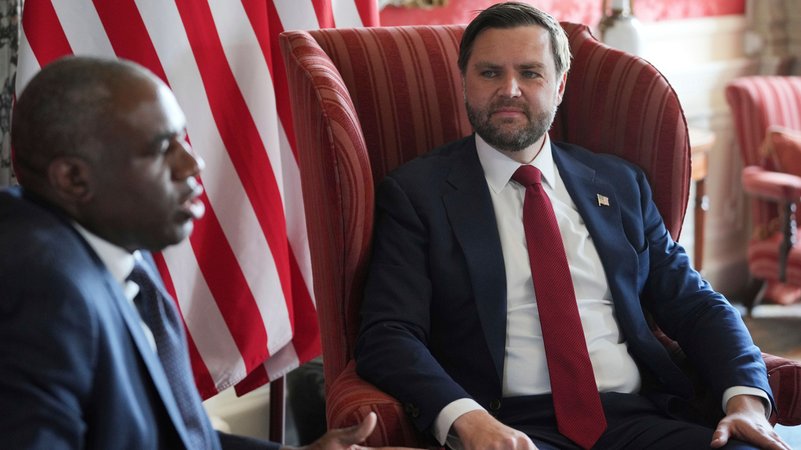 Die Gastgeber des Treffens: der britische Außenminister Lammy und US-Vizepräsident Vance | Bild: picture alliance / ASSOCIATED PRESS | Kin Cheung Die Gastgeber des Treffens: der britische Außenminister Lammy und US-Vizepräsident Vance