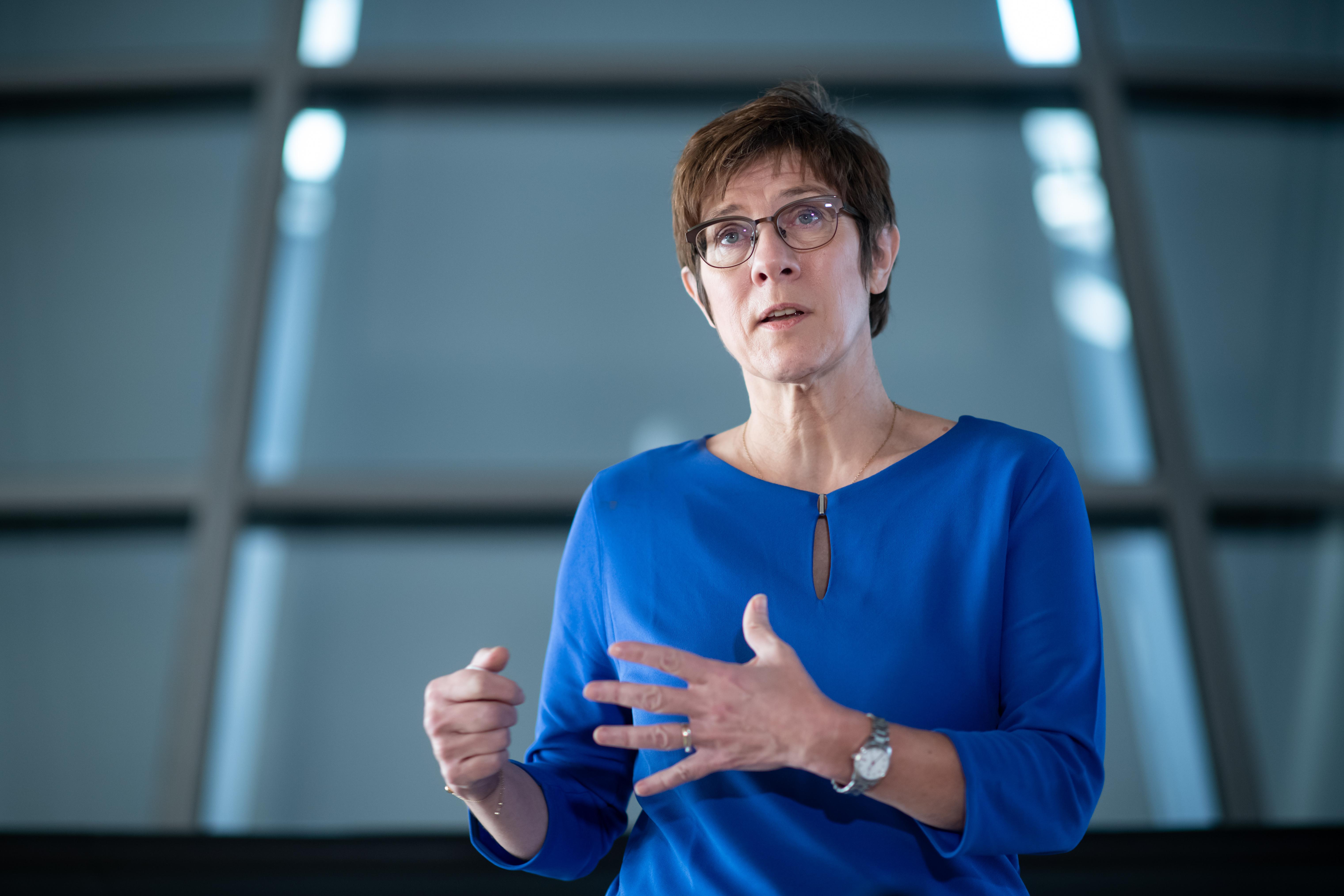 Kramp Karrenbauer Warnt Vor Neuen Bedrohungen Fur Bundeswehr Br24