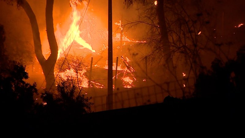 Im portugiesischen Dorf Cascais, 25 Kilometer westlich von Lissabon, ist ein Feuer ausgebrochen.