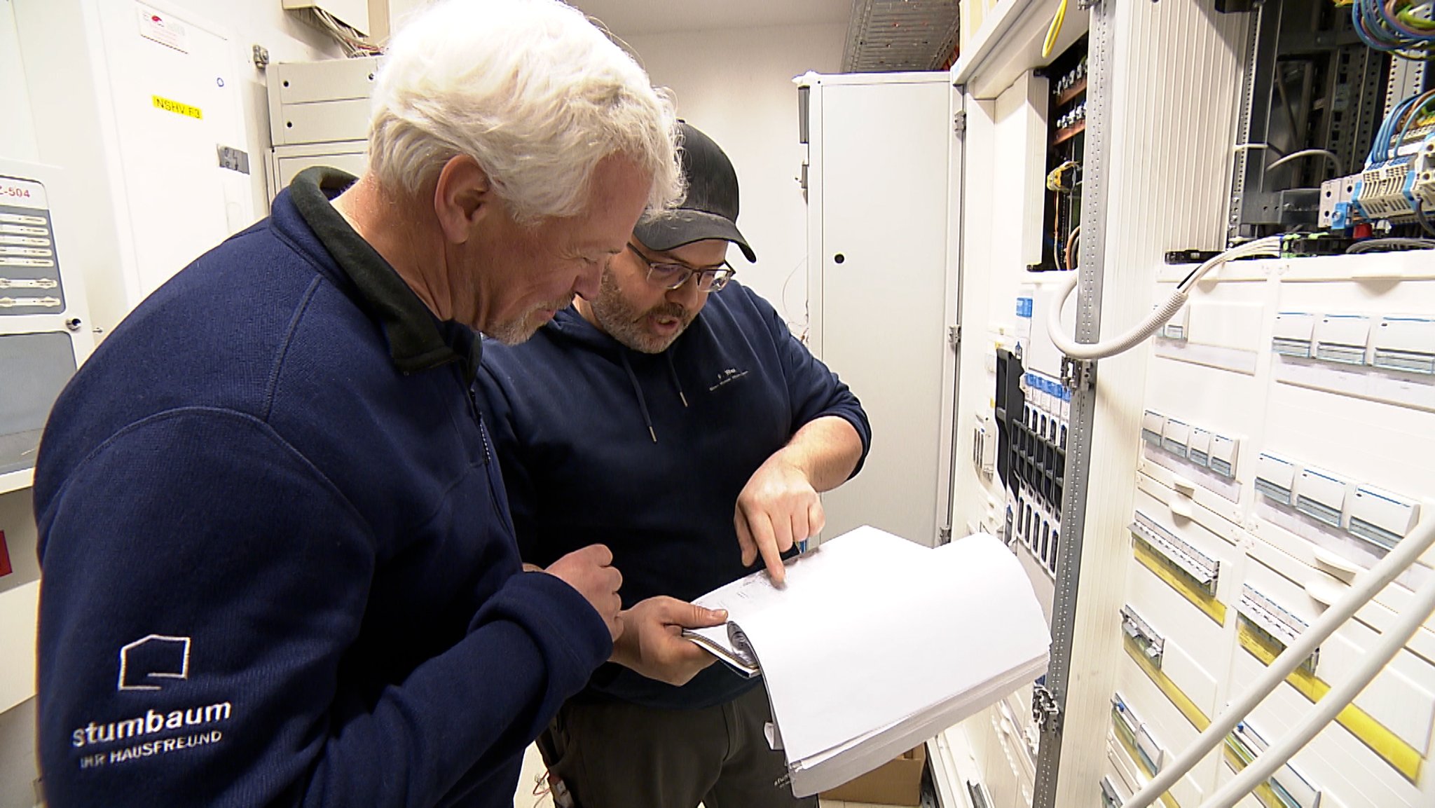 Franz Leutenbauer (links) von der Firma Stumbaum mit einem Kollegen | Bild: BR Franz Leutenbauer (links) von der Firma Stumbaum mit einem Kollegen