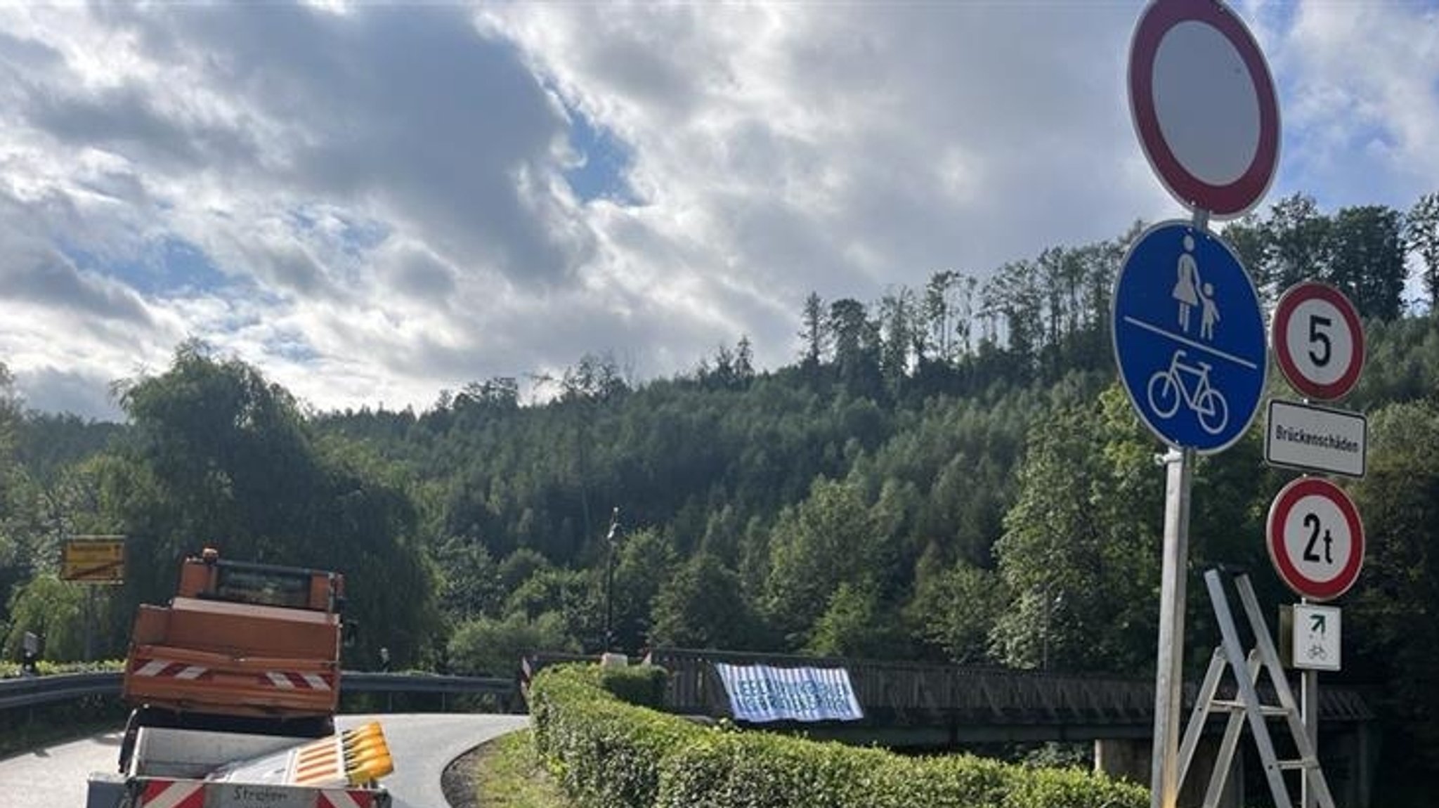 Die marode Holzbrücke wurde gesperrt. 