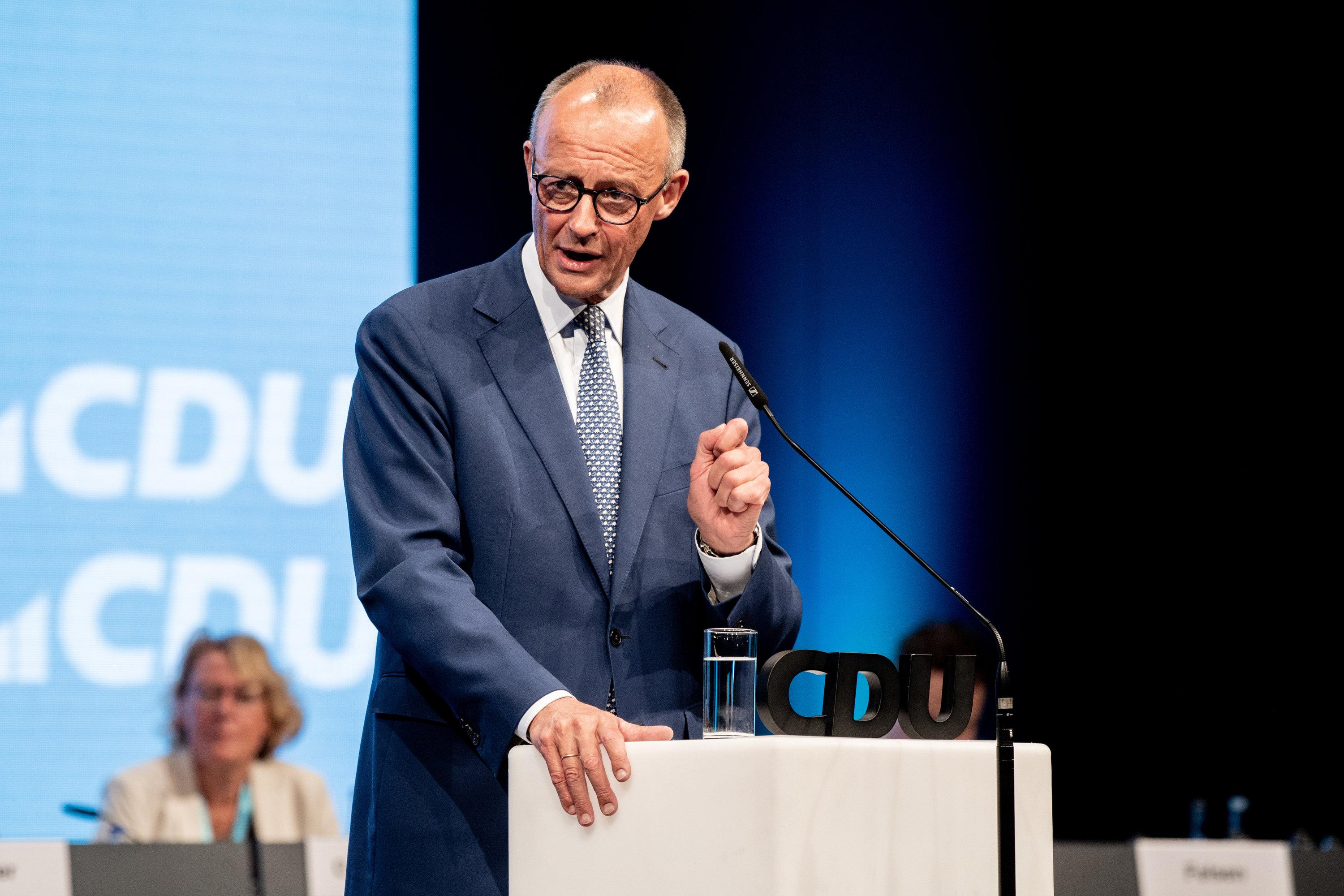 Bundeskanzler und CDU-Chef Friedrich Merz bei einer Rede auf dem Landesparteitag der CDU Niedersachsen.