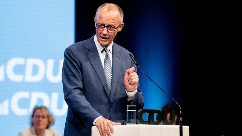 Bundeskanzler und CDU-Chef Friedrich Merz bei einer Rede auf dem Landesparteitag der CDU Niedersachsen. | Bild: Hauke-Christian Dittrich Bundeskanzler und CDU-Chef Friedrich Merz bei einer Rede auf dem Landesparteitag der CDU Niedersachsen.