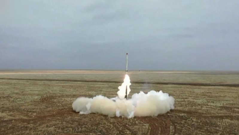 Rauchwolke unter einer aufsteigenden Rakete | Bild: BR Rauchwolke unter einer aufsteigenden Rakete