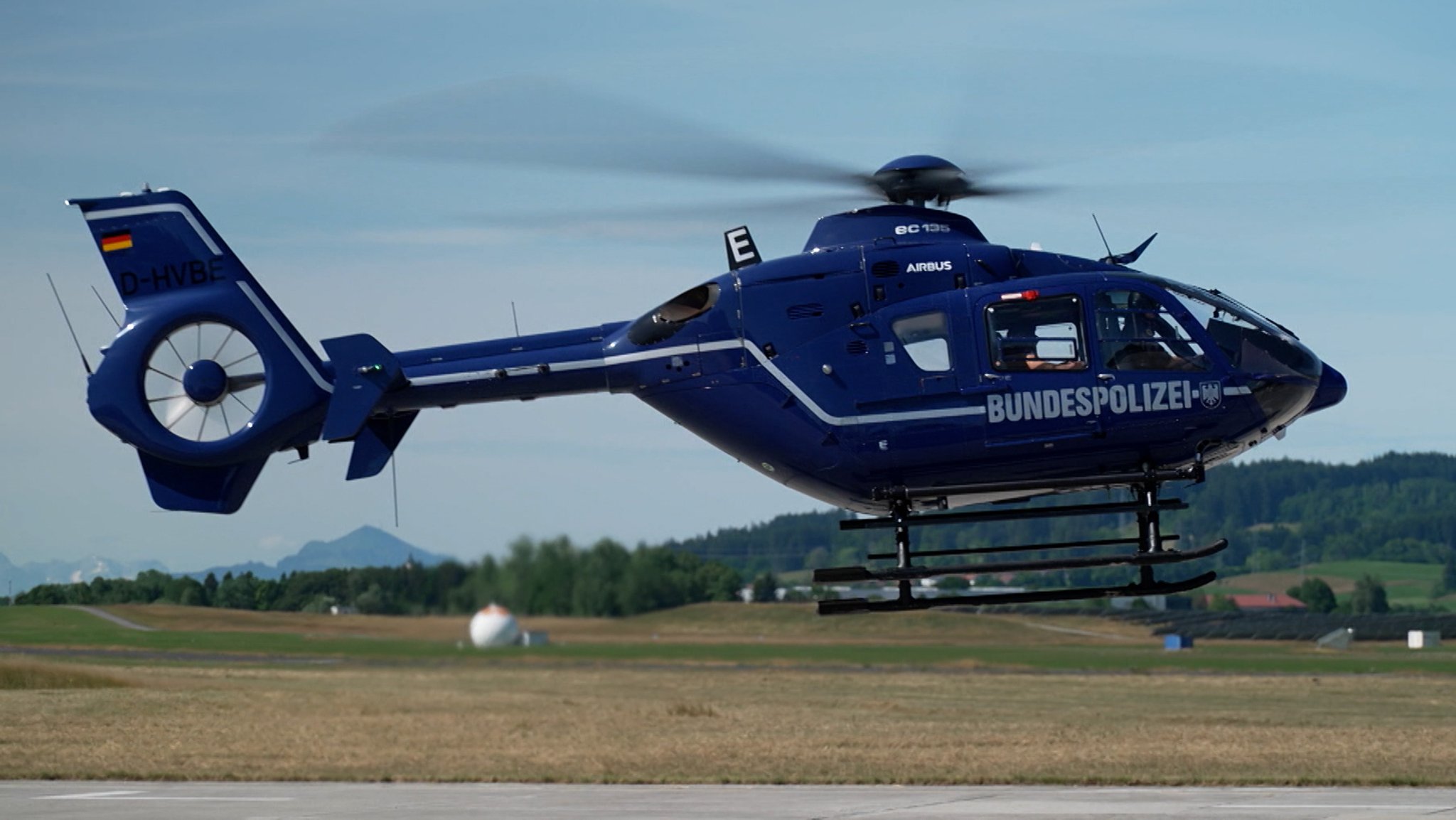 Hubschrauber hebt zum Übungsflug ab | Bild: BR 2026 Hubschrauber hebt zum Übungsflug ab