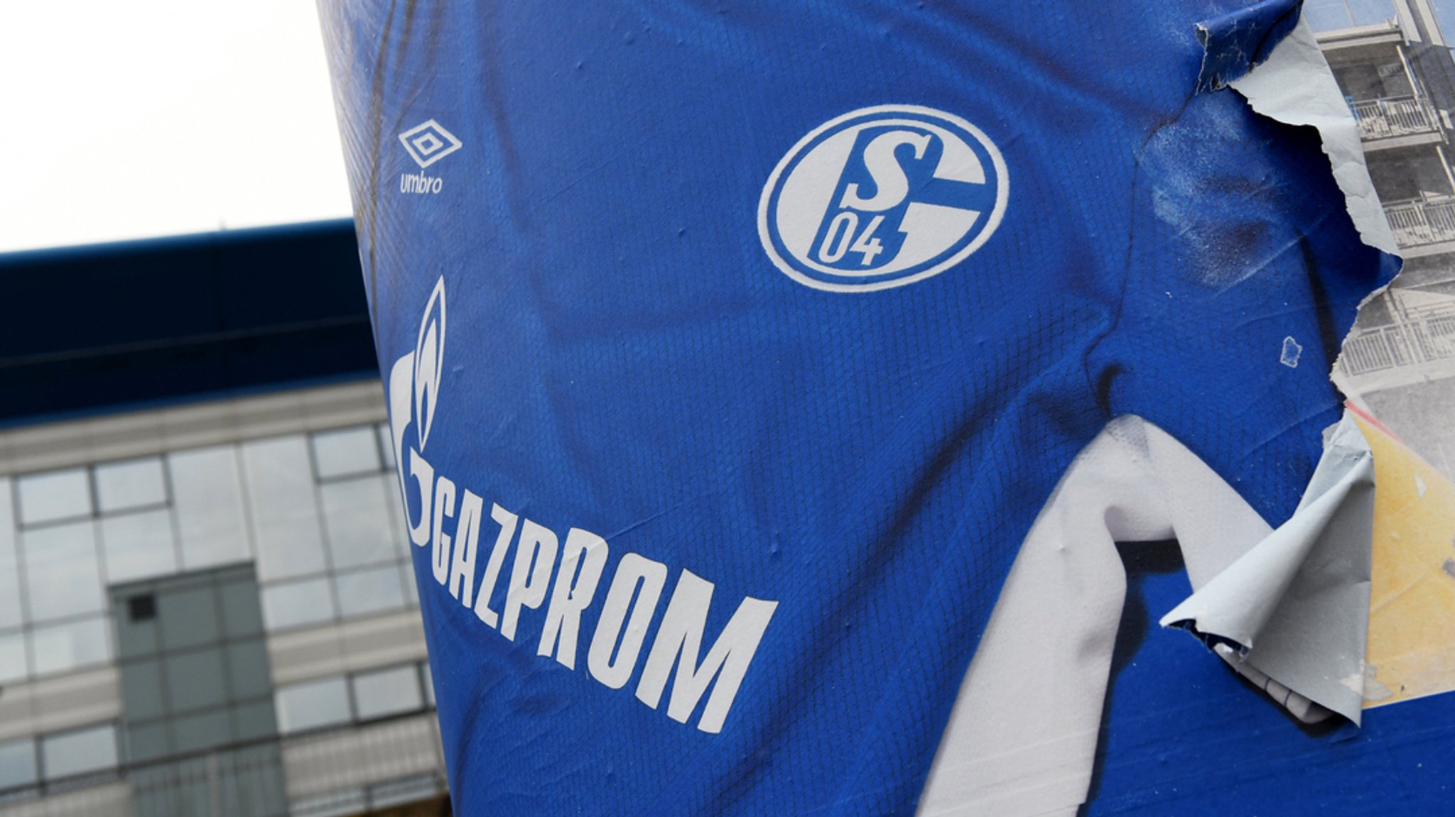 Schalke nimmt Schriftzug von Hauptsponsor Gazprom vom Trikot