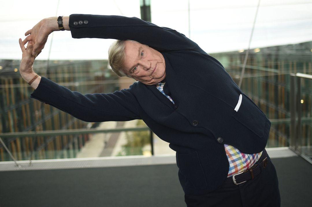 Jochen Busse macht eine Dehnübung