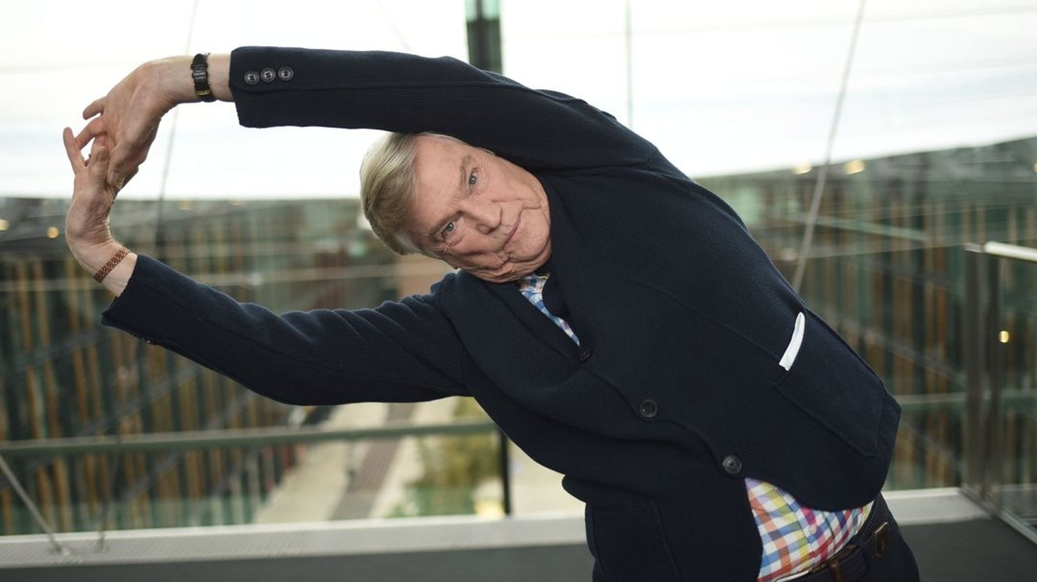 Jochen Busse macht eine Dehnübung | Bild: dpa-Bildfunk/Henning Kaiser Jochen Busse macht eine Dehnübung