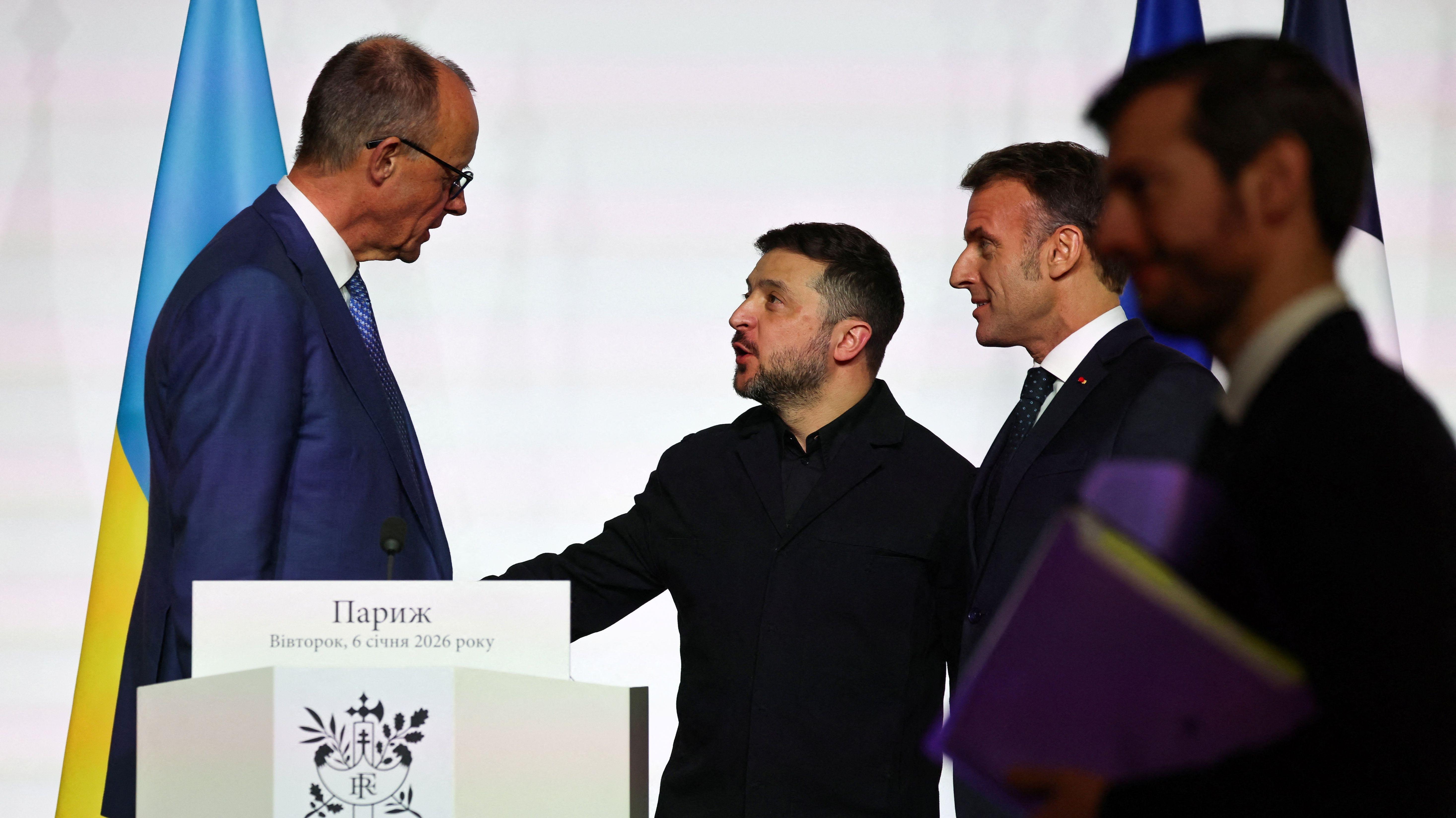 Kanzler Merz (l.) beim Treffen der "Koalition der Willigen" in Paris