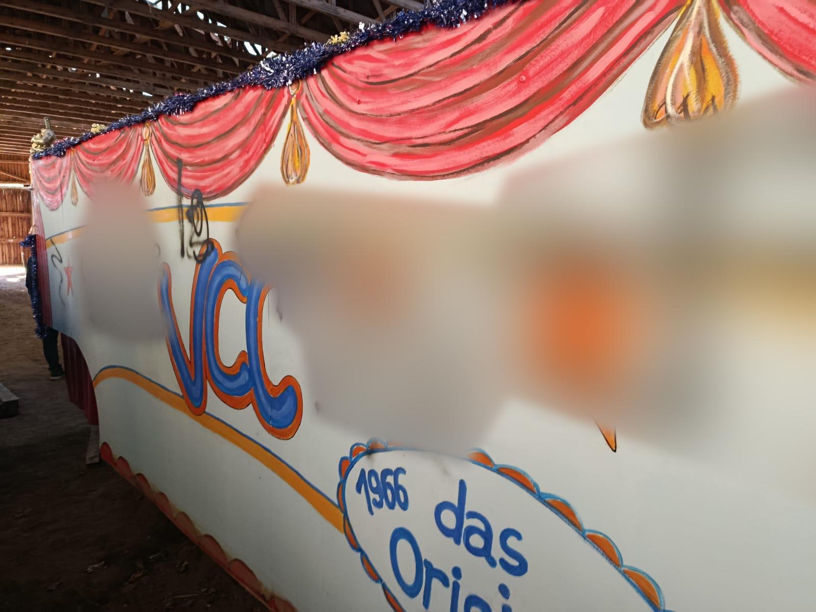 Auf dem Bild ist ein mit Nazi-Symbolen und Parolen beschmierter Motivwagen in einer Halle zu sehen. Die Schmierereien wurden von der Redaktion unkenntlich gemacht. | Bild:Foto: Gemeindlicher Bauhof Veitshöchheim, Unkenntlichmachung: BR