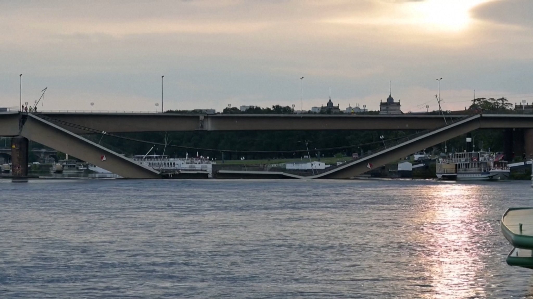 In Dresden ist in der Nacht eine wichtige Brücke über die Elbe teilweise eingestürzt. Nun müssen Experten den Zustand der anderen Teile prüfen.