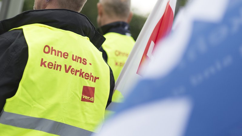Die Gewerkschaft Verdi ruft kommende Woche in 13 Städten in Bayern das Fahrpersonal zum Warnstreik auf. (Archivbild)