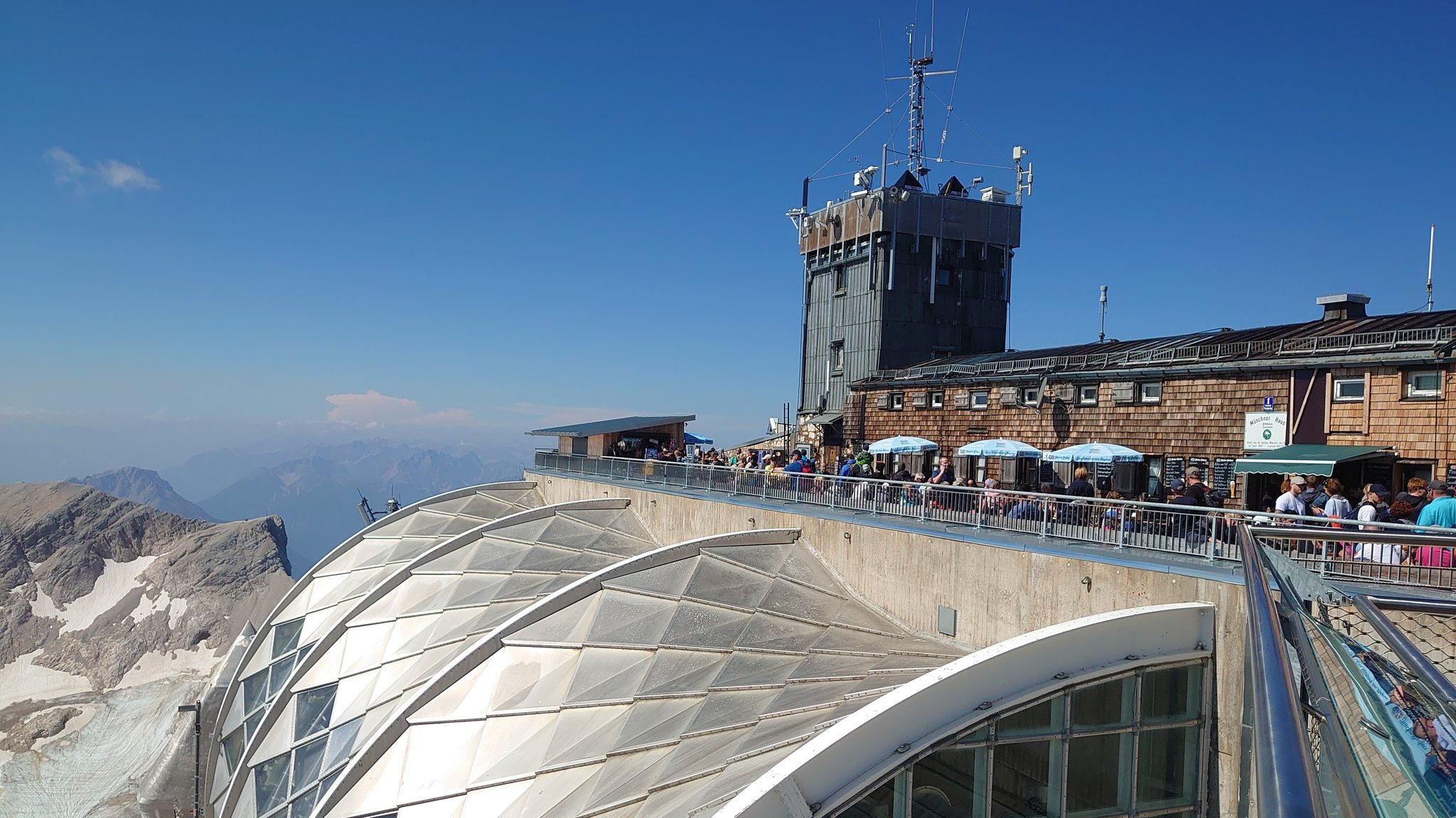 Das Münchner Haus steht unterhalb des Zugspitzgipfels, wo es eine gute Netzabdekcung gibt.