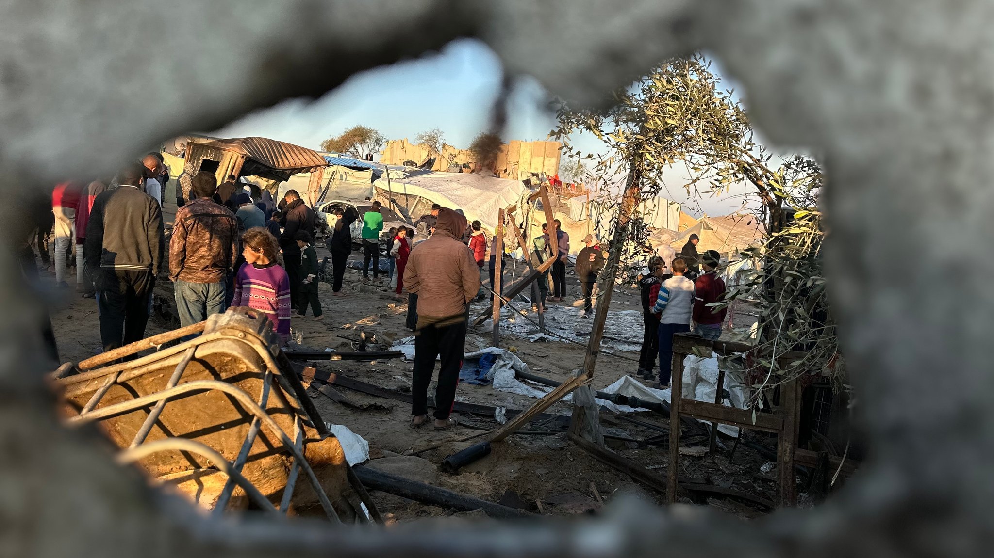 Bei israelischen Angriffen auf Ziele im Gazastreifen sind nach palästinensischen Angaben heute mindestens 54 Palästinenser getötet worden. 