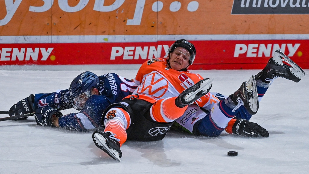 Am Boden: Tim Brunnhuber von den Straubing Tigers (hinten). | Bild: dpa-Bildfunk/Armin Weigel Am Boden: Tim Brunnhuber von den Straubing Tigers (hinten).