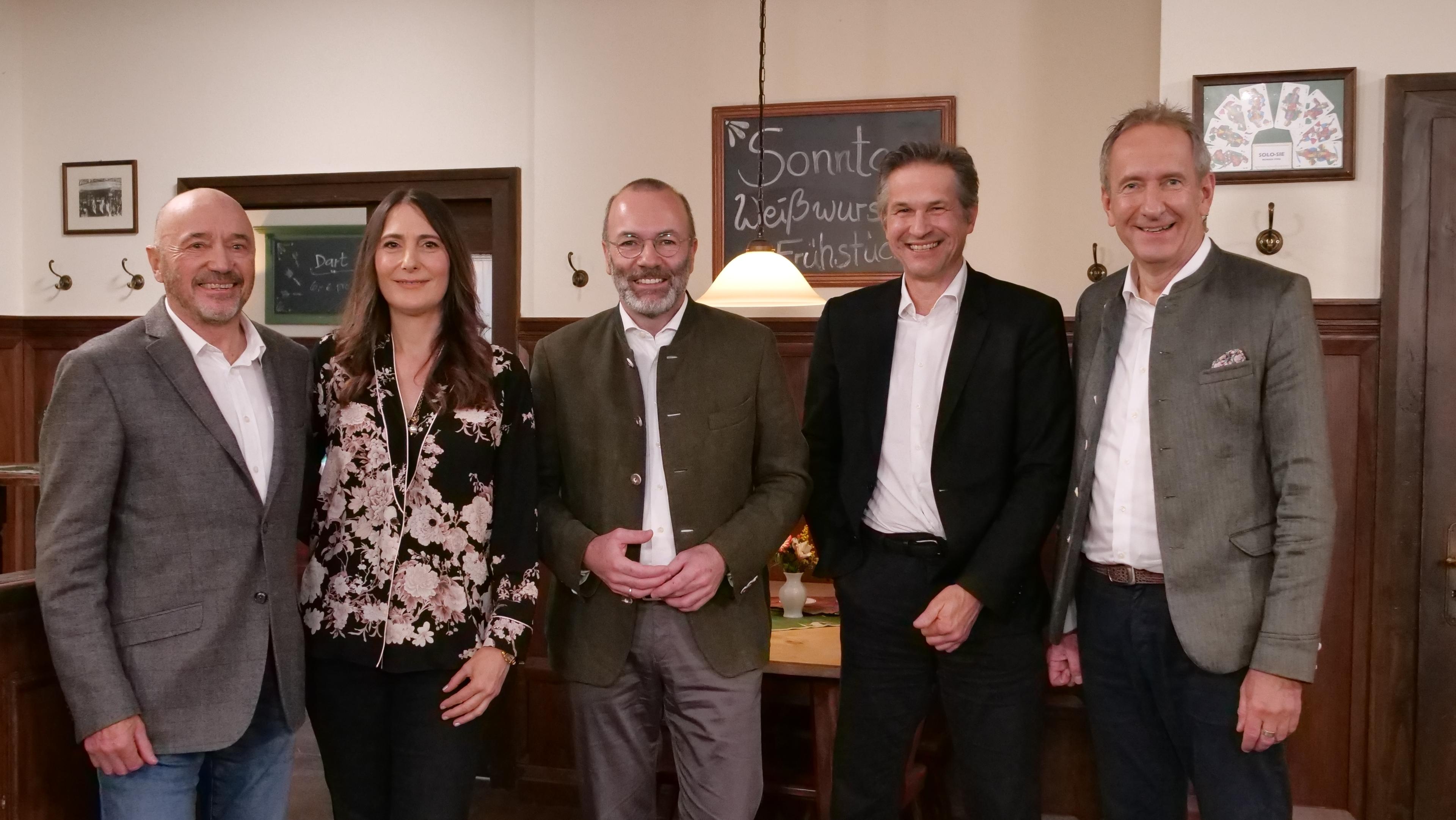 Tilmann Schöberl und seine beiden Stammgäste Anja Kohl und Christian Neureuther und mit Gerald Knaus und Manfred Weber 