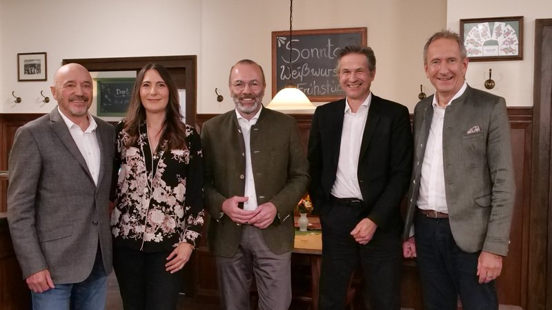 Tilmann Schöberl und seine beiden Stammgäste Anja Kohl und Christian Neureuther und mit Gerald Knaus und Manfred Weber | Bild: A.H. Schroll Tilmann Schöberl und seine beiden Stammgäste Anja Kohl und Christian Neureuther und mit Gerald Knaus und Manfred Weber