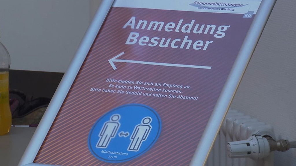 Ein Schild vor einem Seniorenheim, das auf die Anmeldung für Besucher hinweist. | Bild: BR Ein Schild vor einem Seniorenheim, das auf die Anmeldung für Besucher hinweist.