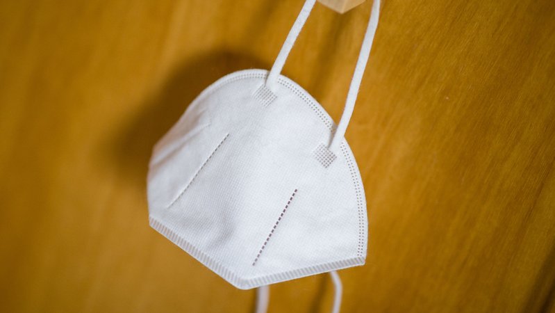 Eine FFP2-Maske (Symbolbild) | Bild: dpa-Bildfunk/Daniel Karmann Eine FFP2-Maske (Symbolbild)